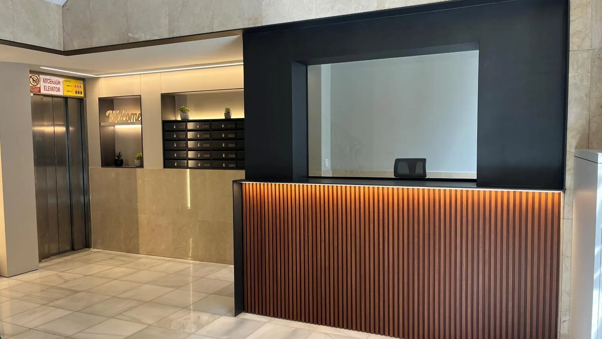 Feelathome Center Apartments Barcellona 0*,  Spagna