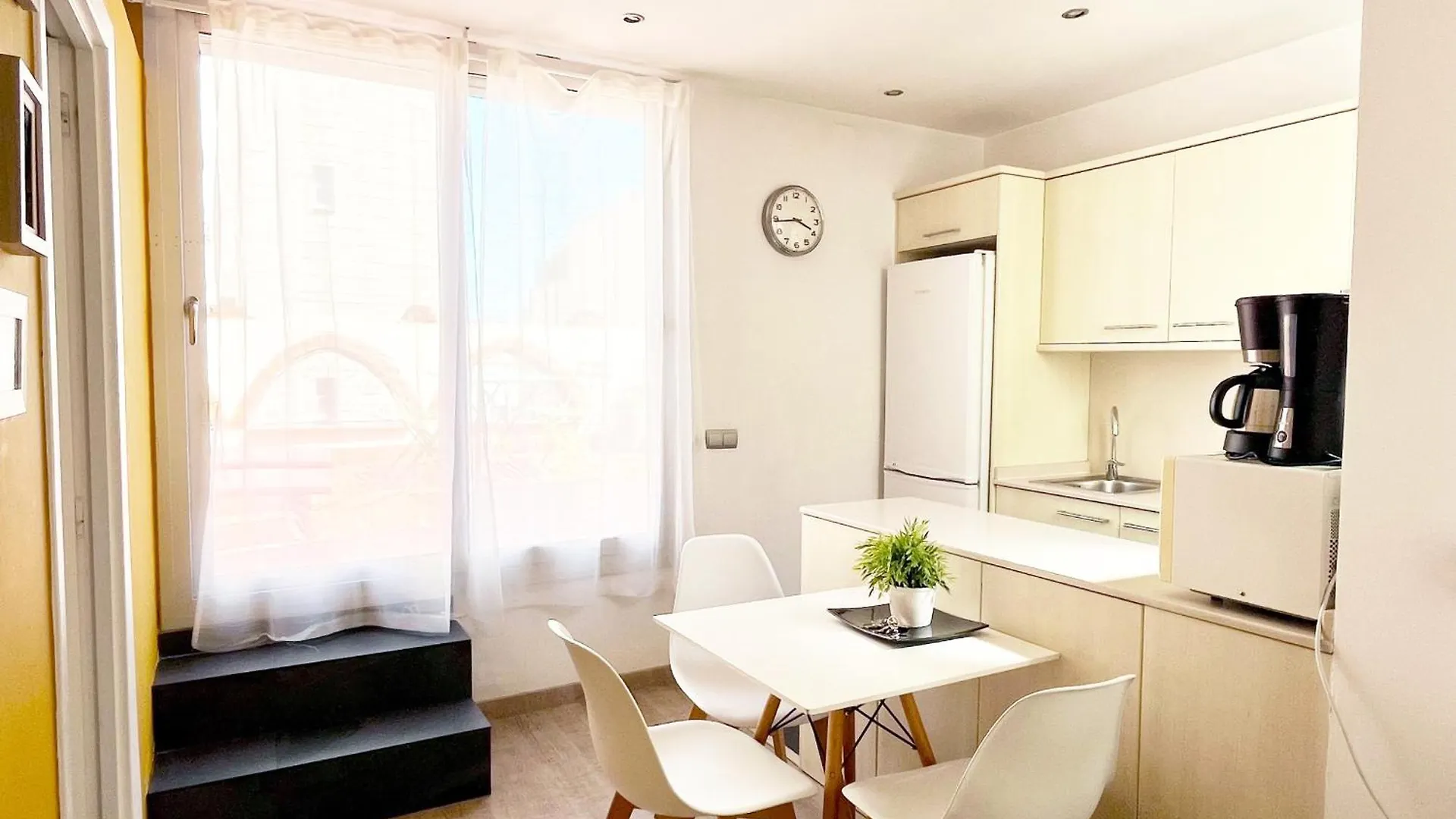 Feelathome Center Apartments Barcellona 0*,  Spagna